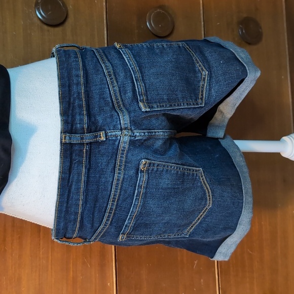 GAP 5” Mid Rise Sexy Boyfriend Denim Light Distressed Cuffed Shorts - Picture 5 of 11